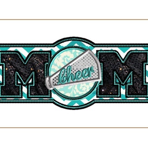 Può includere: Ricamo "MOM" nero e turchese con un megafono da cheerleader argentato e turchese al centro. Il megafono ha la scritta "cheer" su di esso.