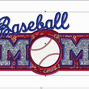 Op de afbeelding: Baseball Mom ontwerp met een rood, wit en blauw kleurenschema. De letters "MOM" zijn in een wit glinsterend lettertype met een blauwe omtrek. Het woord "Baseball" is in een blauw cursief lettertype. Een honkbal bevindt zich in het midden van het ontwerp.