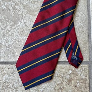 Corbata vintage de seda con rayas estilo regimental en rojo y azul marino de LANDS END / Ivy League Trad