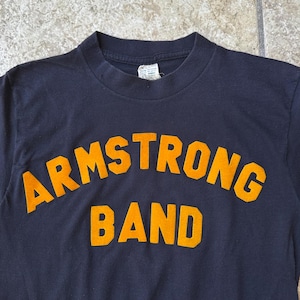 Camiseta de cuello redondo de mezcla de algodón negra de los años 60 / Talla extra pequeña / Letras de fieltro de la banda Armstrong Ivy League Trad