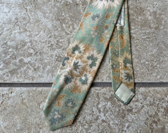 1960s Green Floral Print Silk Crepe Tie | MARSHALL FIELD & CO Ivy League Trad