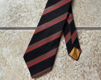 Cravatta in popeline irlandese a righe reggimentali nere e rosse ATKINSONS degli anni '70 / MACY'S Ivy League Trad
