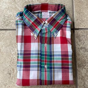 Camisa de algodón con botones a cuadros rojos y verdes de BROOKS BROTHERS, talla mediana, fabricada en EE. UU., Ivy League Trad NOS.