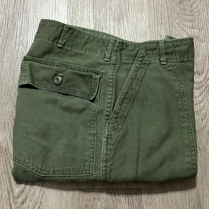 Pantaloni in raso di cotone verde oliva OG-107 degli anni '60 / 28 x 26 / Guerra del Vietnam