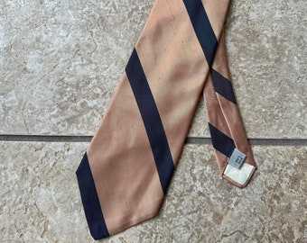 Cravate JOS A BANK en soie shantung à rayures régimentaires pêches et grises des années 1970 | Ivy League professionnelle