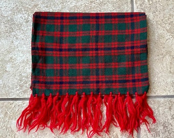 Écharpe en laine écossaise verte et rouge des années 1960 avec franges à pampilles | Ivy League professionnelle