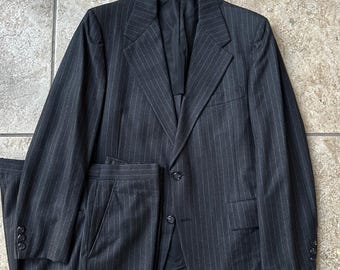 1970s Charcoal Gray Chalk Striped Flannel Suit | 39 40 Short | KINGSRIDGE 2-Button Ivy League Trad