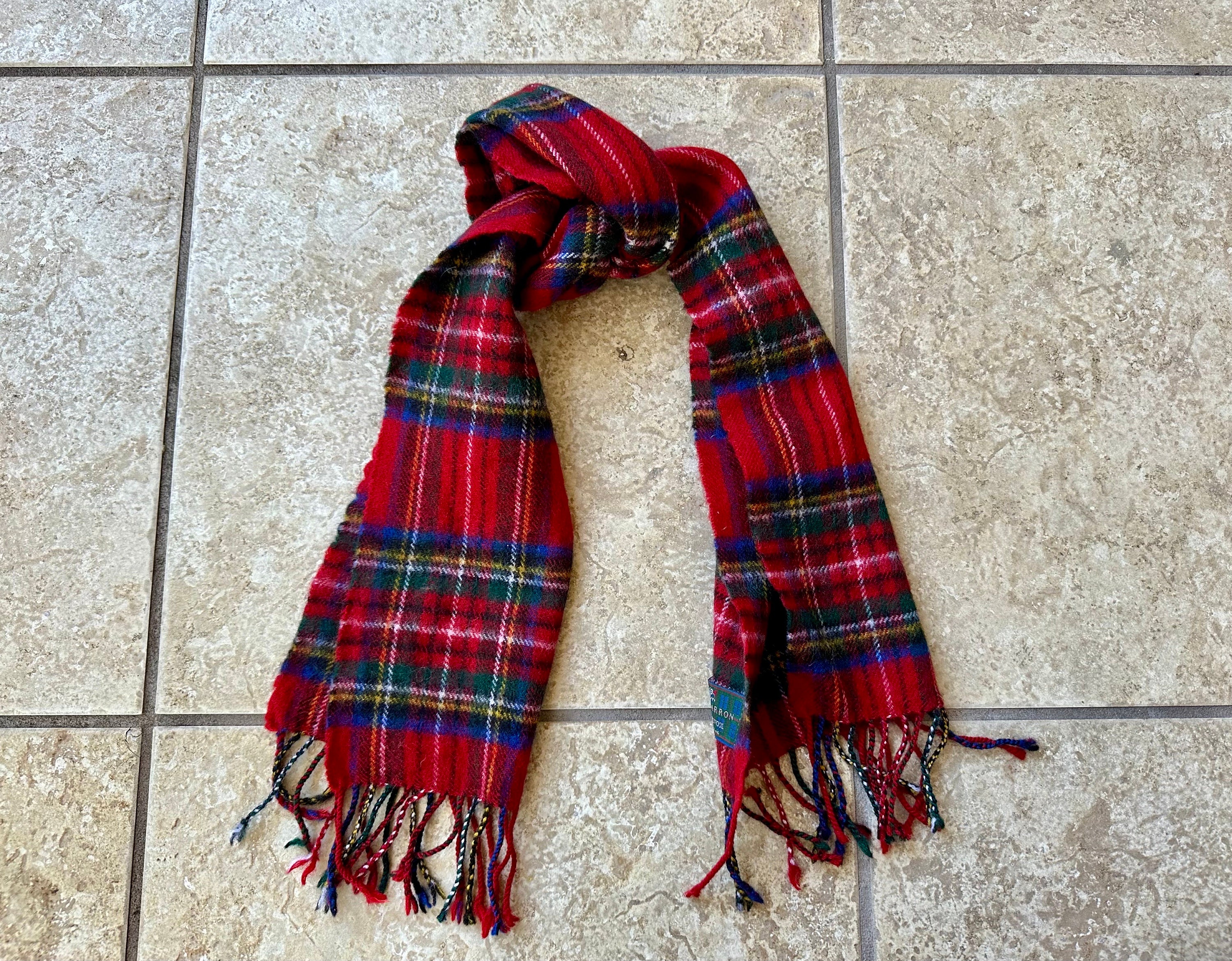 EMBROIDERED LAMBSWOOL SCARF 【RED】 Lambswool Scarf Woven Plain Red – Hommard