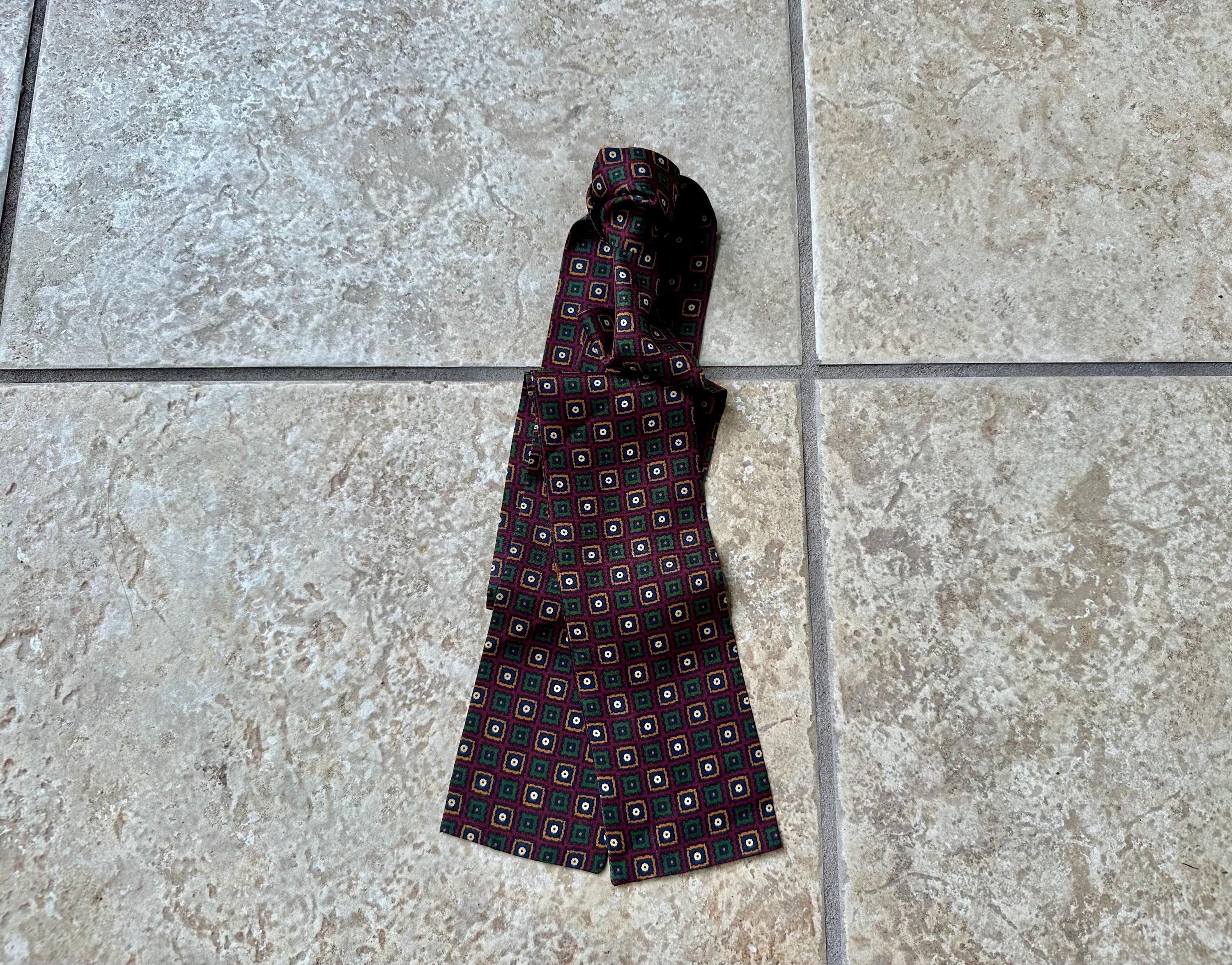 1970s TURNBULL & ASSER Wine Red Medallion Print Ancient Madder Ascot | Made in England Ivy League Trad