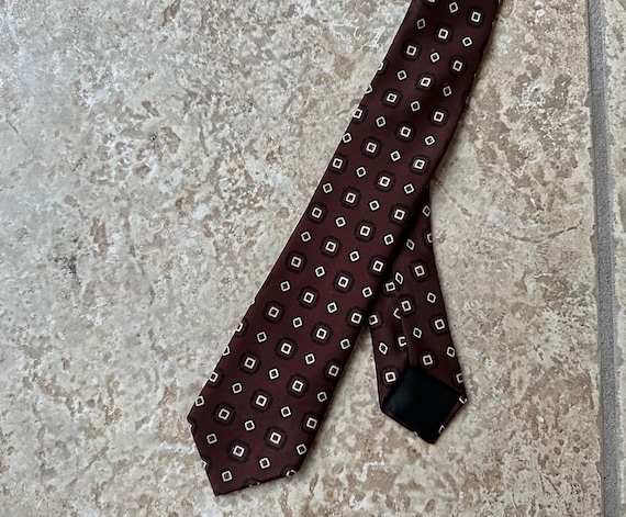 Cravate foulard en soie marron à imprimé médaillons des années