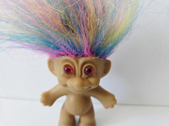 ヴィンテージ トロール人形、虹色の髪、ピンクの目、トロール、2インチ