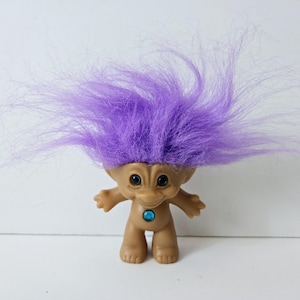Vintage Ace Novelty Treasure Troll Puppe, lila Haare, blauer Kreis Juwel, blaue Augen, 3 &quot;Trolle