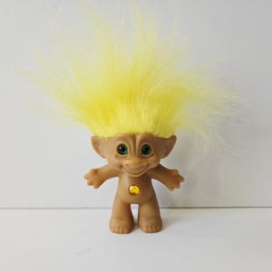 Vintage Ace Novelty Treasure Troll Doll, Yellow Hair, Yellow Circle Jewel, Green Eyes, Wishstone Trolls 3&quot;