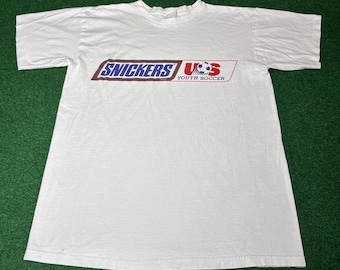 Vintage jaren 90 Snickers snoepreep T-shirt met Amerikaans voetbalthema, FIFA Wereldkampioenschap Halloween, maat Large