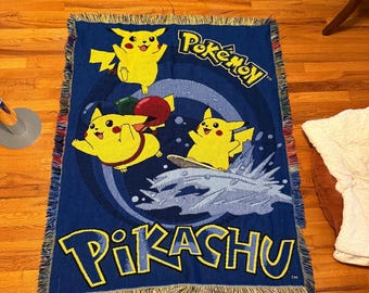 Koc z motywem Pokemon Surfing Pikachu z lat 90., kolekcjonerskie karty anime 40x52