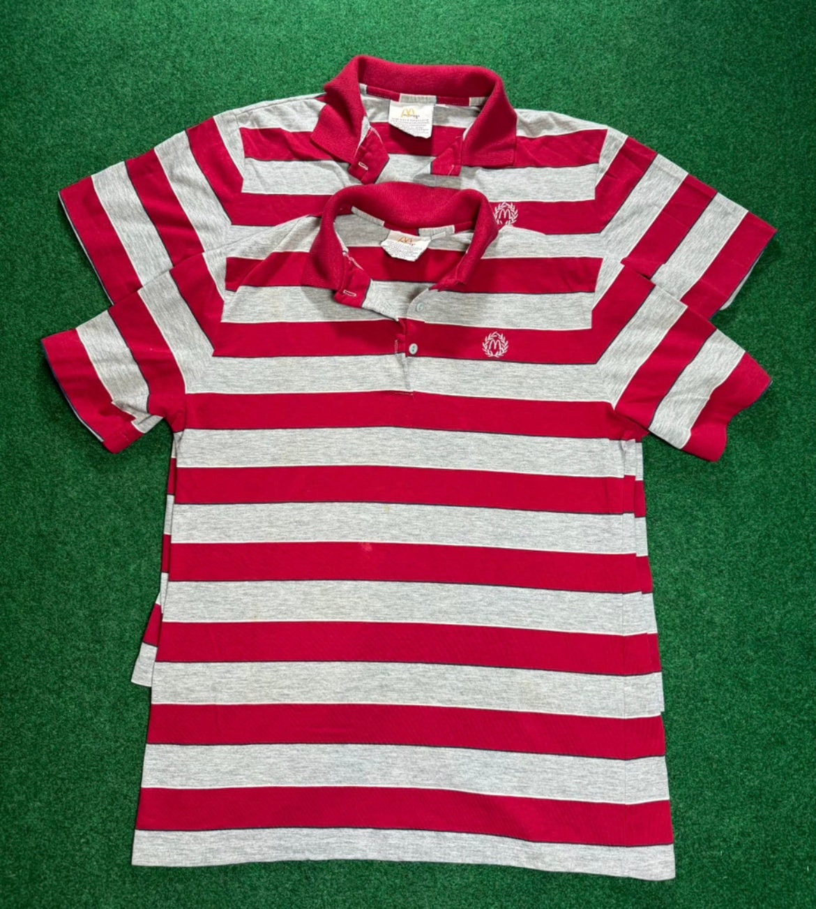 80s McDonald's 1983コピーライト ユニフォーム ポロシャツ 80s Mcdonald's Uniform Polo Shirt Lot (2) Rare Red Grey