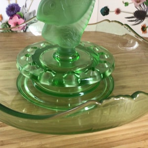 Bol en verre vert Art déco avec fleur de grenouille et poisson