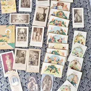 Pacchetto di cartoline francesi d'epoca, rosario, medaglia, croce, 25 biglietti di preghiera per bambini, pennarelli per la Bibbia, materiale religioso effimero.