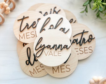 Spanish 3D Wooden Monthly Milestone Discs For Baby Photos + Matching Nameplate | Monthly Milestone Marker | Monthly Signs For Baby