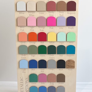 Puede incluir: Una tabla de madera con una carta de colores de opciones de pintura para un letrero. Los colores est&aacute;n dispuestos en filas y etiquetados con nombres como "Blanco", "Blanco Antiguo", "Lino", "Rosa Terroso", "Sendero Polvoriento", "Burdeos", "Rosa Mesa", "Rosa Claro", "Rosa Vintage", "Rosa", "Lila", "Morado", "Coral", "Naranja", "Rojo", "Amarillo", "Aqua", "Menta", "Verde Esquisto", "Salvia", "Verde", "Verde Oscuro", "Verde Azulado", "Turquesa", "Azul Claro", "Azul", "Azul Marino", "Gris", "Negro", "Mancha", "Verde", "Rosa", "Oro Rosa", "Marr&oacute;n", "Turquesa", "Azul", "Azul Medianoche", "Plata". La tabla tambi&eacute;n tiene el texto "By His Saving Grace Paint Options" y "Opciones Met&aacute;licas".