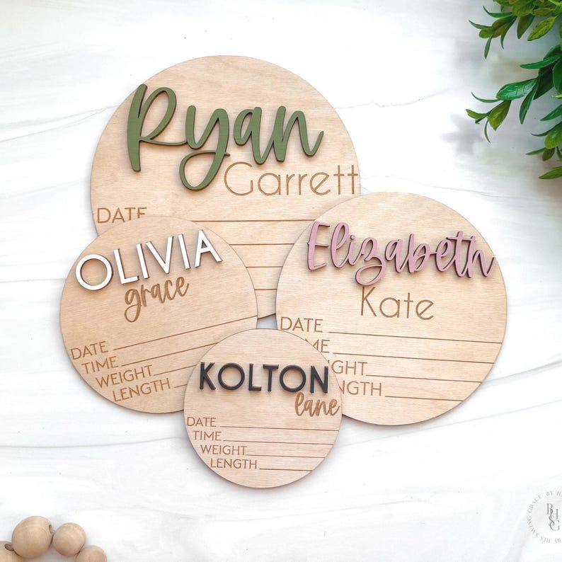 Letrero de anuncio de bebé con datos de nacimiento / Letrero de madera para revelar el nombre / Revelación del nombre del bebé / Letrero personalizado con el nombre del bebé / Letrero para el hospital imagen 1