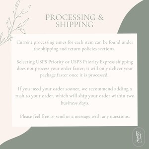 Może przedstawiać: Grafika z tekstem &bdquo;PROCESSING & SHIPPING&rdquo; w jasnobrązowej czcionce. Tekst zawiera informacje o czasie przetwarzania, opcjach wysyłki i sposobie przyspieszenia zam&oacute;wień. Tło jest miękkie zielone z kwiatowym wzorem.