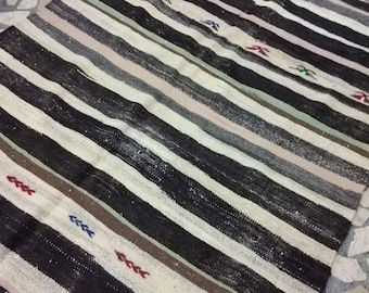 Alfombra Kilim Vintage a Rayas: Alfombra estilo boho en Negro y Marrón (5,25 x 9,25 pies)