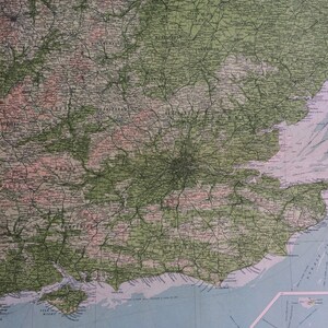 1922 ENGLAND (Süd-Ost) große Original Antique Times Atlas Physische Landkarte mit Nebenkarte der Kanalinseln - London - East Anglia