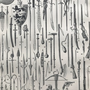 Peut inclure: Illustration ancienne en noir et blanc présentant diverses armes médiévales, telles que des épées, des lances, des haches et une arbalète. L'image met en valeur des designs détaillés et des artefacts historiques.