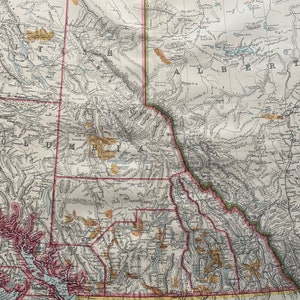 以下が含まれることがあります： カナダ西部を、ブリティッシュコロンビア州、アルバータ州、サスカチュワン州の3つの州を示したヴィンテージマップです。地図は白黒で印刷されており、赤と青の線で国境と川が示されています。地図は1885年のもので、年代物です。