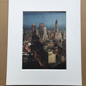 Torres de Nueva York de la década de 1940 vistas de noche. Impresión vintage original - Montada y enmarañada - Disponible enmarcada - NYC - Empire State Building