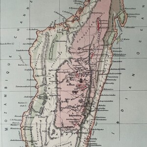 1875 Madagaskar mit unerforschten Gebieten, erloschenen Vulkanen, Lavaströmen, Waldgürtel Original Antike Landkarte