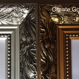 K&ouml;nnte beinhalten: Nahaufnahme von zwei verzierten Bilderrahmen. Einer ist silberfarben mit floralem Design und dem Text "Ornate Silver". Der andere ist goldfarben mit &auml;hnlichem floralem Design und dem Text "Ornate Gold". Beide Rahmen haben einen wei&szlig;en Innenraum.