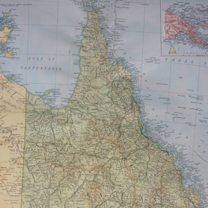 1920 年オーストラリア (北東部) 特大オリジナルアンティーク地図、パプアとビスマルク諸島の地図付き - 地図作成