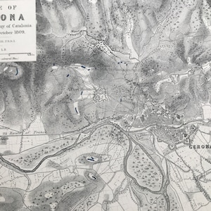 1875 Belagerung von Gerona, 1809 Originale Antike Landkarte - Napoleonische Kriege - Spanien - Schlachtkarte - Militärgeschichte - Verfügbar gerahmt