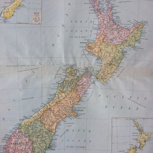 1920 年ニュージーランド (政治) 経済と人口密度を示す差し込み地図付きの特大オリジナルアンティーク地図 - 地図作成