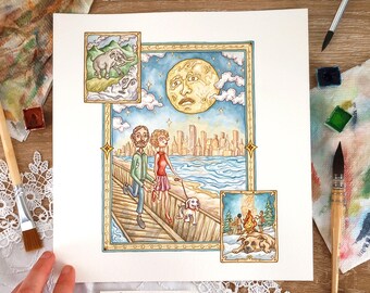 Puede incluir: Pintura a la acuarela que representa a una pareja paseando a un perro por un paseo marítimo, con un paisaje urbano y una gran luna de fondo. La obra de arte incluye escenas enmarcadas más pequeñas de un elefante y un perro junto a un fuego. La paleta de colores incluye azules, verdes y amarillos.