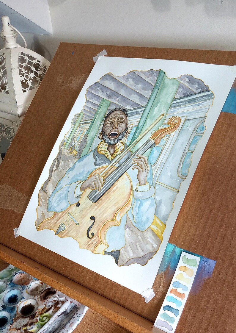 K&ouml;nnte beinhalten: Aquarellgem&auml;lde eines Mannes, der in einer U-Bahn-Station Cello spielt. Der Mann tr&auml;gt eine blaue Jacke und hat einen Bart. Das Cello ist braun und hat eine goldene Saite. Der Hintergrund ist ein Aquarell aus Blau und Gr&uuml;n.