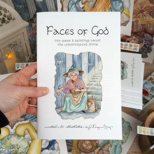K&ouml;nnte beinhalten: Ein Buch mit dem Titel "Faces of God" mit einer Aquarellillustration einer &auml;lteren Frau, die auf einer Bank mit V&ouml;geln sitzt. Der Text auf dem Buchcover lautet "zehn Gedichte und Gem&auml;lde &uuml;ber das Unerwartete G&ouml;ttliche" und "geschrieben und illustriert von Begen Jay".