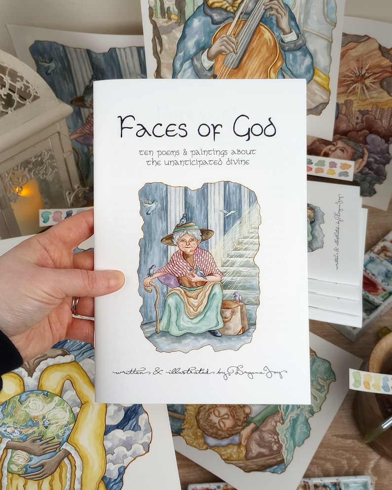K&ouml;nnte beinhalten: Ein Buch mit dem Titel "Faces of God" mit einer Aquarellillustration einer &auml;lteren Frau, die auf einer Bank mit V&ouml;geln sitzt. Der Text auf dem Buchcover lautet "zehn Gedichte und Gem&auml;lde &uuml;ber das Unerwartete G&ouml;ttliche" und "geschrieben und illustriert von Begen Jay".