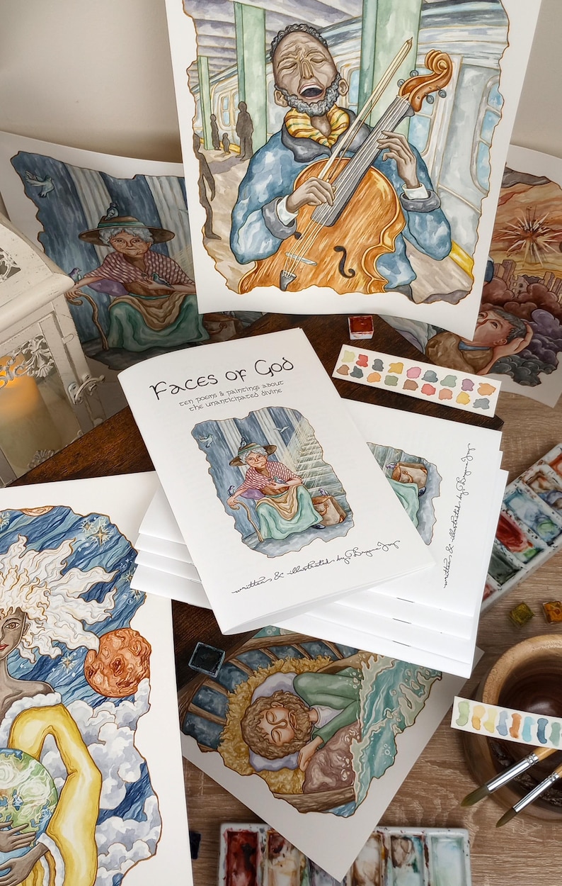 K&ouml;nnte beinhalten: Ein Buch mit dem Titel "Faces of God" mit Aquarell-Illustrationen. Der Buchumschlag zeigt eine Frau in einem blauen Kleid, die auf einem Stuhl sitzt und einen Vogel auf ihrer Hand hat. Das Buch ist von anderen Aquarell-Illustrationen umgeben.