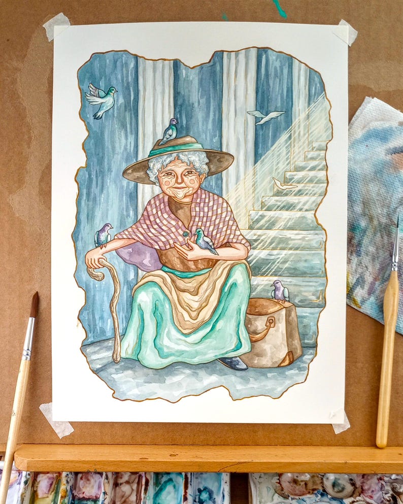 K&ouml;nnte beinhalten: Ein Aquarellbild einer &auml;lteren Frau, die auf einer Steintreppe mit einem Gehstock und einer braunen Tasche sitzt. Sie tr&auml;gt ein gr&uuml;nes Kleid, einen braunen Schal und einen Hut. Sie h&auml;lt einen Vogel in jeder Hand. Um sie herum fliegen andere V&ouml;gel.