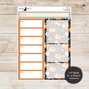 Peut inclure: Une page de planificateur imprimable avec un horaire hebdomadaire et un design sur le thème de la citrouille. La page est divisée en deux sections. La section de gauche présente un horaire hebdomadaire avec les jours de la semaine étiquetés. La section de droite présente un motif de citrouille avec des fleurs blanches et une petite section pour les notes. Le texte "7x9 Week at a Glance Dashboard" est en bas de la page.