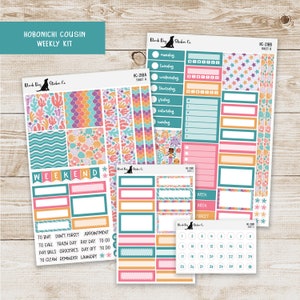 Peut inclure: Un ensemble d'autocollants colorés pour un agenda hebdomadaire. Les autocollants présentent un thème de sirène avec des coquillages, des étoiles de mer et des vagues océaniques. Les autocollants sont conçus pour être utilisés avec l'agenda Hobonichi Cousin.