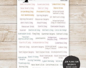 Pode incluir: Uma folha de adesivos com vários feriados listados neles. Os adesivos são de diferentes cores, incluindo rosa, azul, verde e amarelo. O texto nos adesivos está em uma fonte de escrita à mão. O texto "JEN PLANS FONT HOLIDAYS HEATHER COLORS" está na parte inferior da folha.