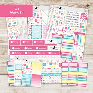 Peut inclure: Un ensemble d'autocollants de planificateur aux couleurs vives, sur le thème de l'anniversaire. Les autocollants comprennent des ballons, des petits gâteaux et le mot "Weekend". L'ensemble est étiqueté "7x9 Weekly Kit".