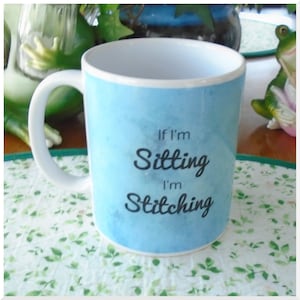 Taza de porcelana - Si estoy sentada estoy cosiendo