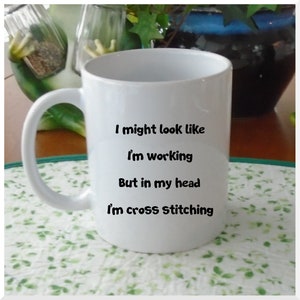Taza de porcelana: Puede que parezca que estoy trabajando, pero en mi cabeza estoy haciendo punto de cruz.