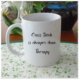 Taza de porcelana - Cross Stitch es más barato que Therapy
