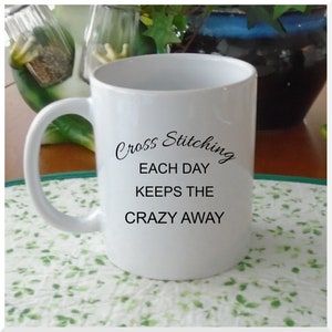 Taza de porcelana - Cross Stitching cada día mantiene alejado a los locos